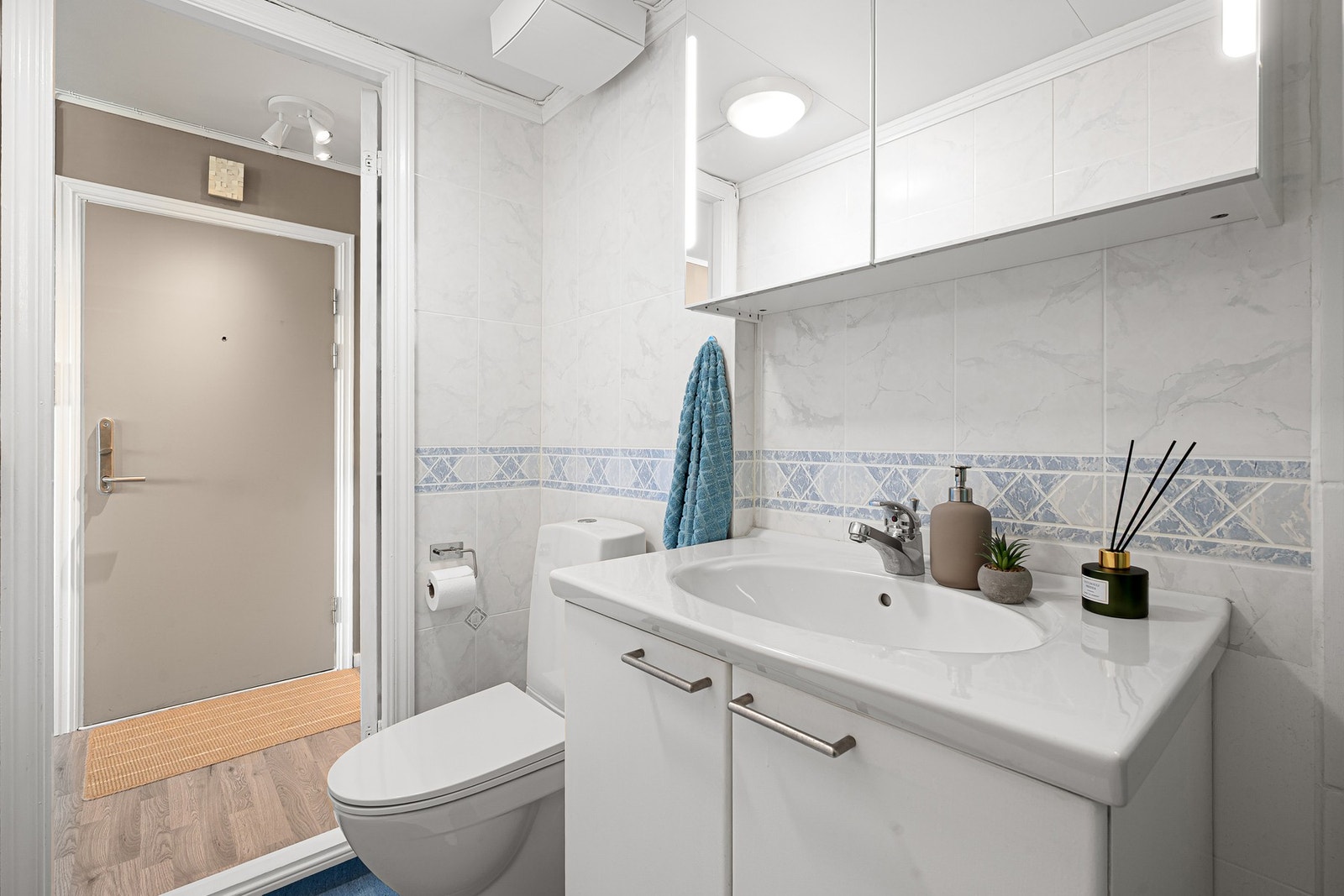 Badet er utstyrt med vegghengt servantinnredning og gulvmontert toalett. Galleribilde