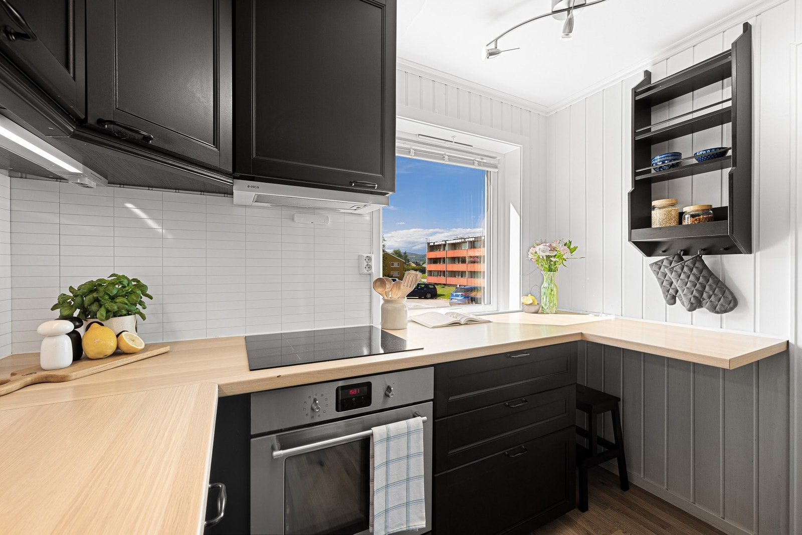Kjøkkenet er utstyrt med en kombinasjon av integrerte og frittstående hvitevarer. Galleribilde