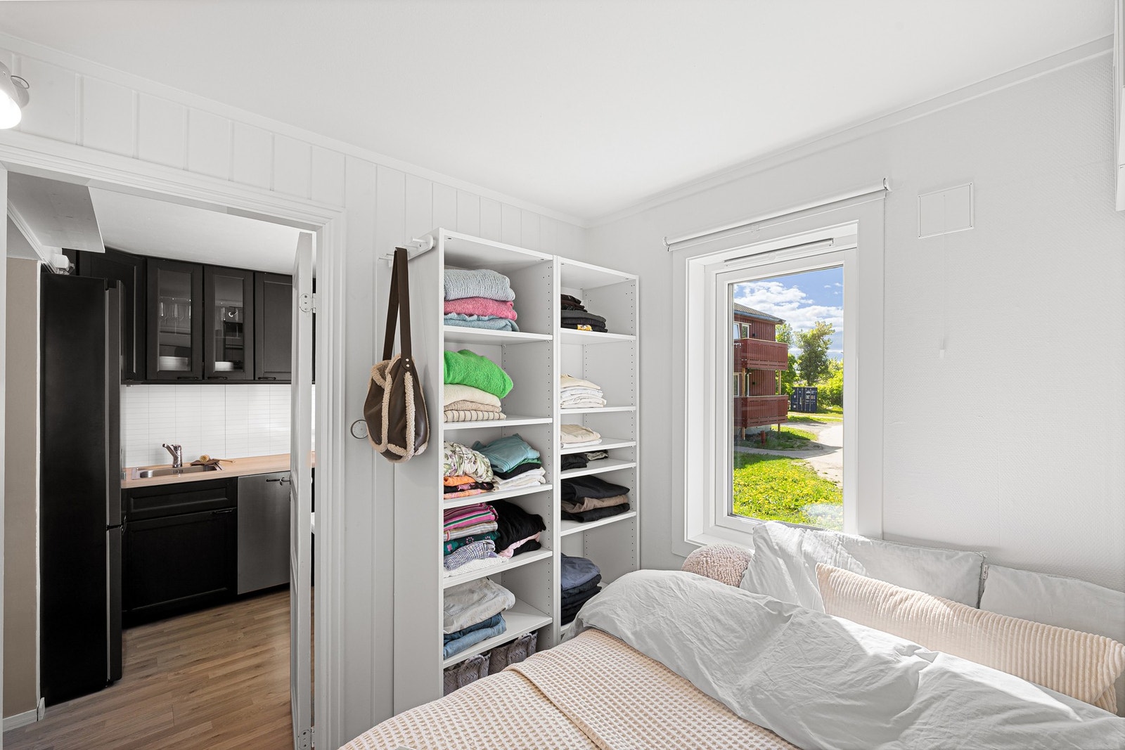 Soverommet er på 4,4 m² med en praktisk garderobeløsning. Galleribilde
