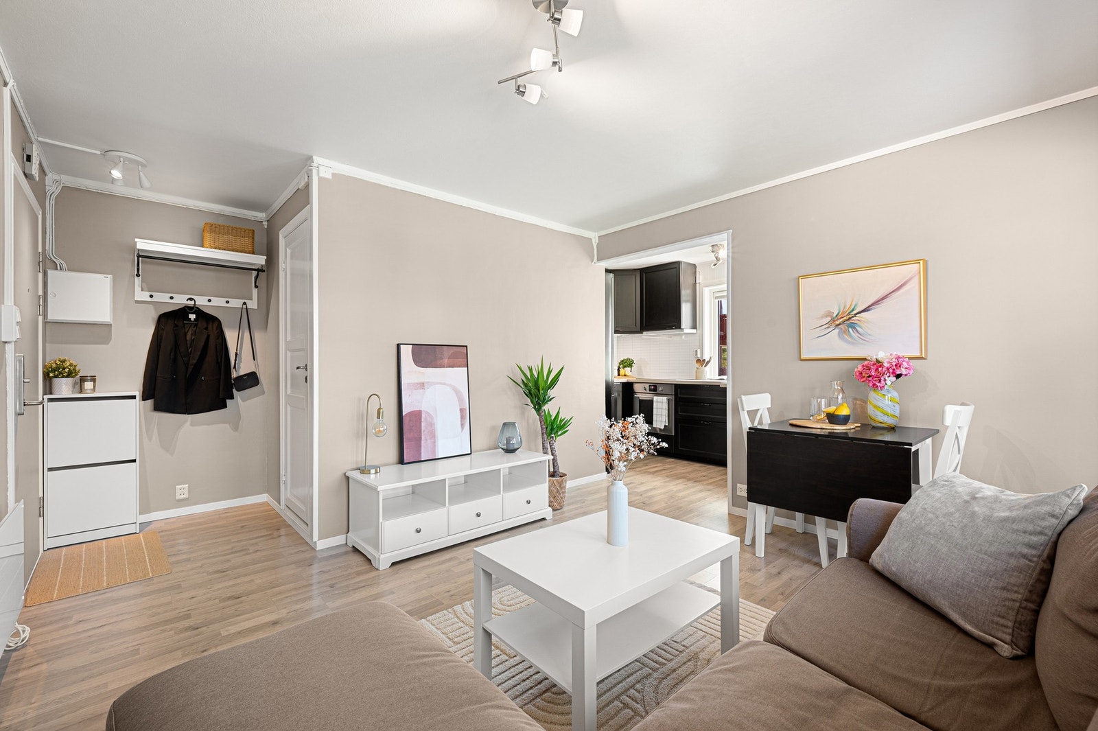 Boligens stue er på 14,7 m². Galleribilde