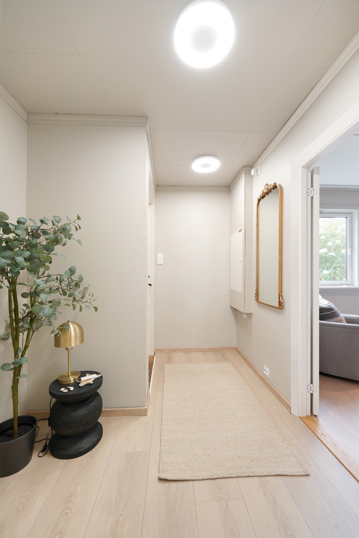 Praktisk gang med plass til å henge fra seg yttertøy. Galleribilde