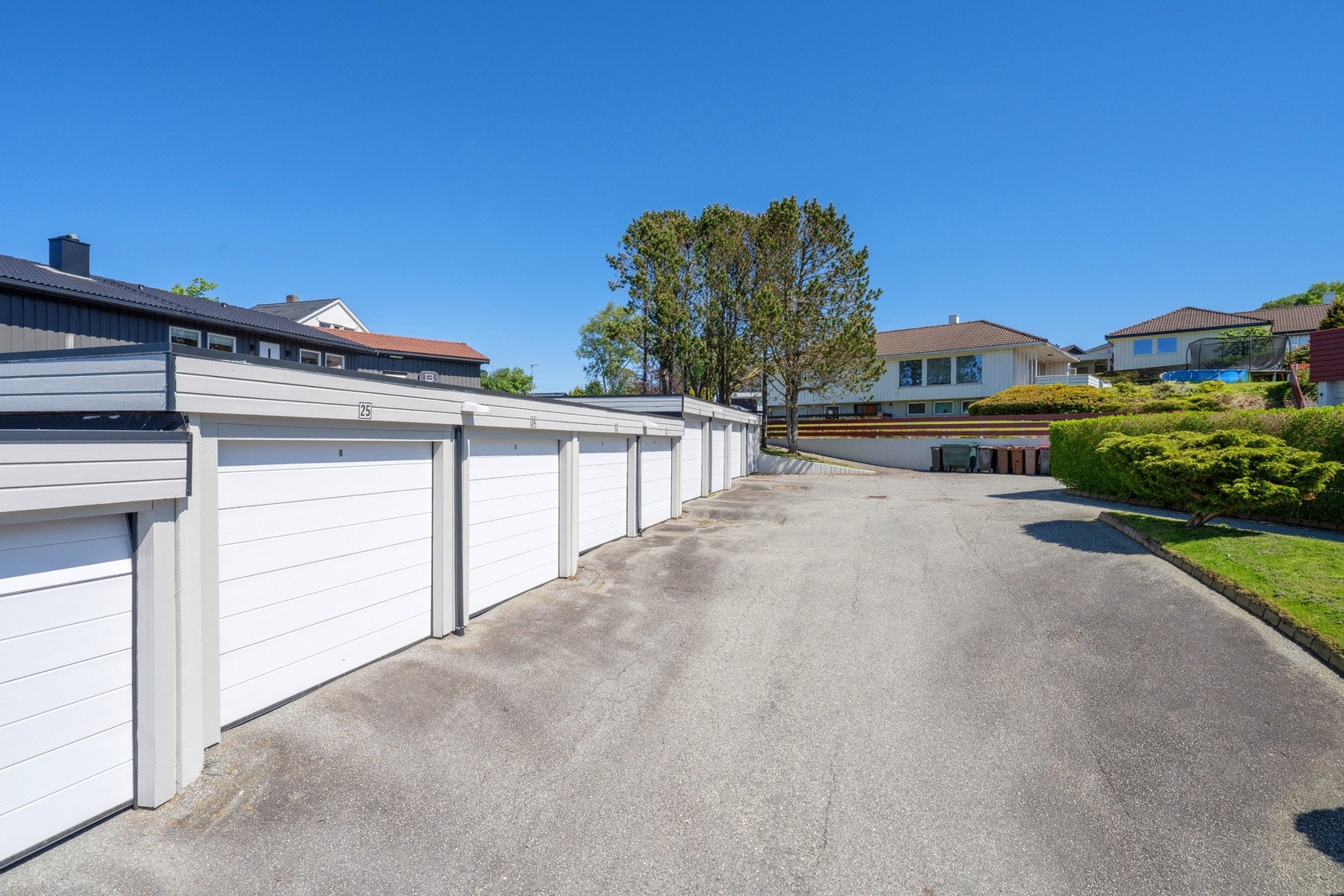 Fast garasjeplass med el-bil lader. Galleribilde
