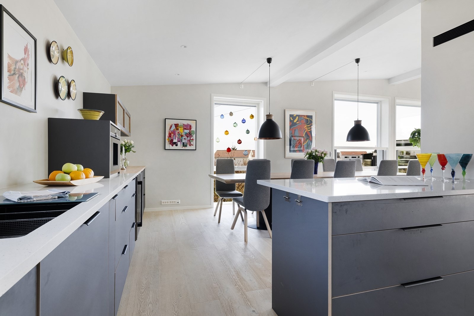Fra kjøkkenet er det kort vei til spiseplassen, perfekt for både hverdag og fest. Galleribilde