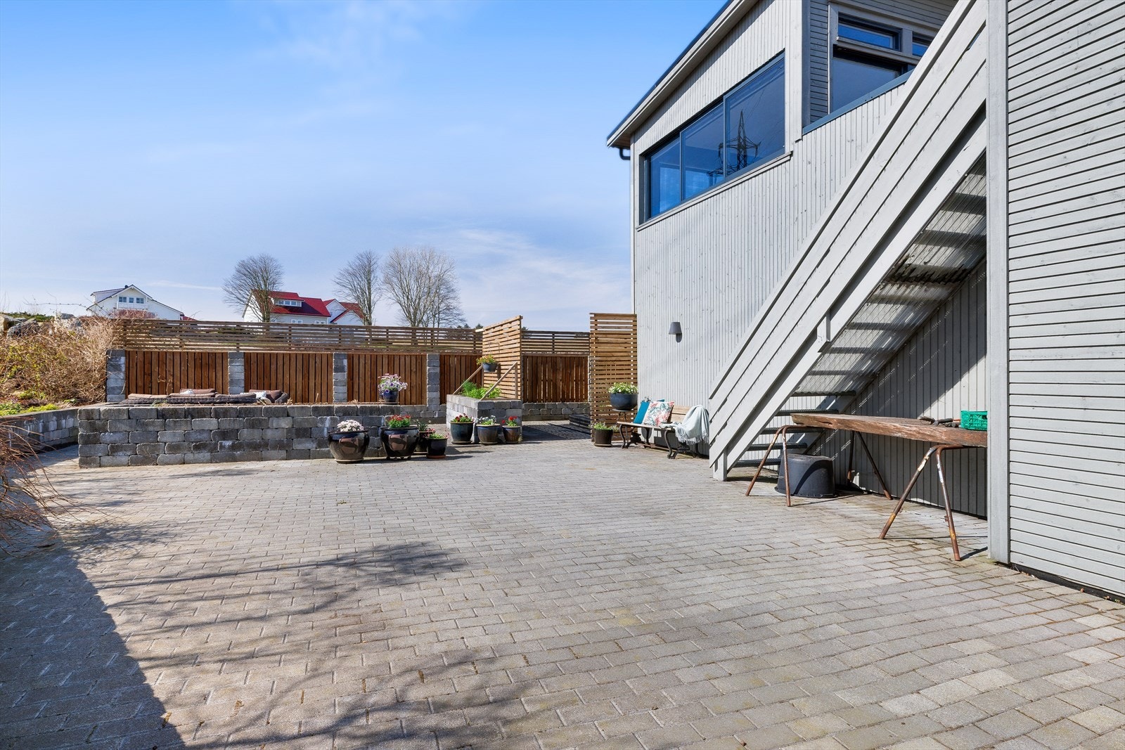 Asfaltert gårdsrom og belegningsstein gir et ryddig og vedlikeholdsvennlig inntrykk. Galleribilde