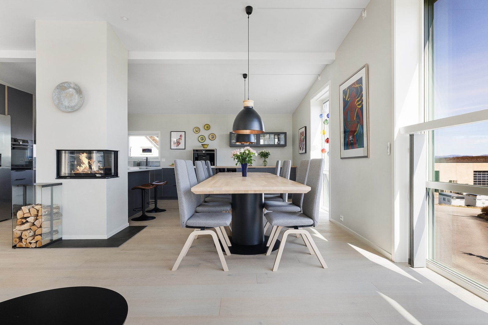Den isolerte stålpipen er et stilrent element i den åpne løsningen. Galleribilde
