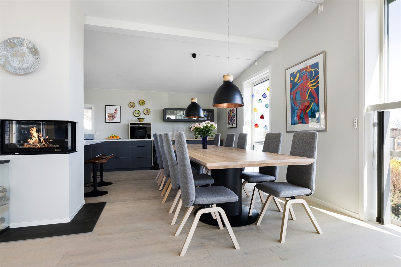 Den moderne vedovnen med glass på tre sider gir varme og hygge til både stue og spisestue. Galleribilde