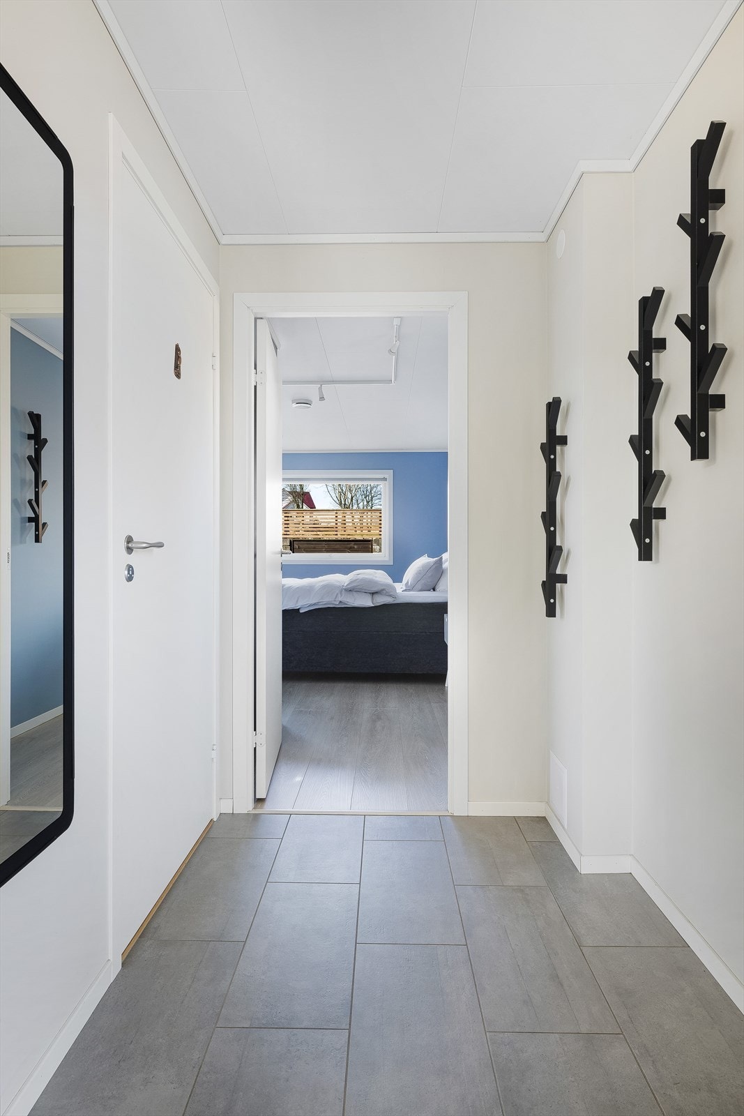 Fra gangen i leiligheten er det adkomst til soverom og bad. Galleribilde