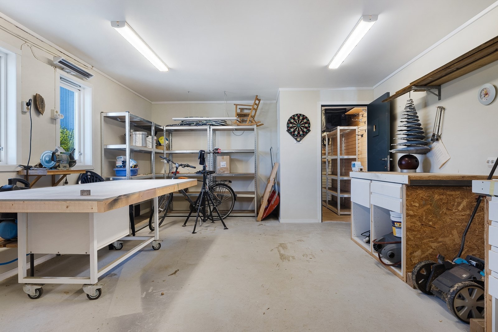 Isolert uthus som er perfekt for hobby, verksted eller ekstra lagring. Galleribilde