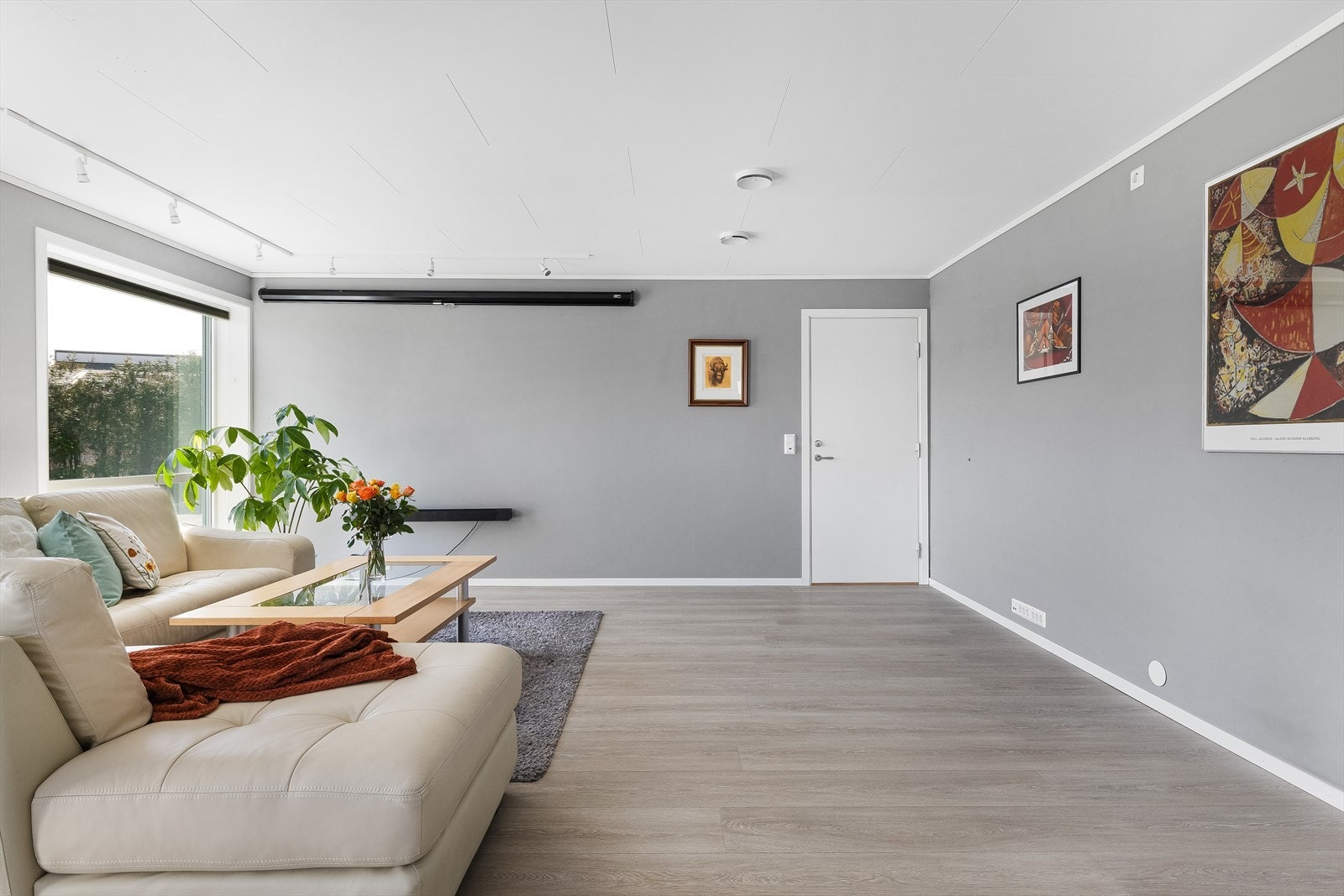 Et lyst og trivelig oppholdsrom med plass til sofagruppe. Galleribilde
