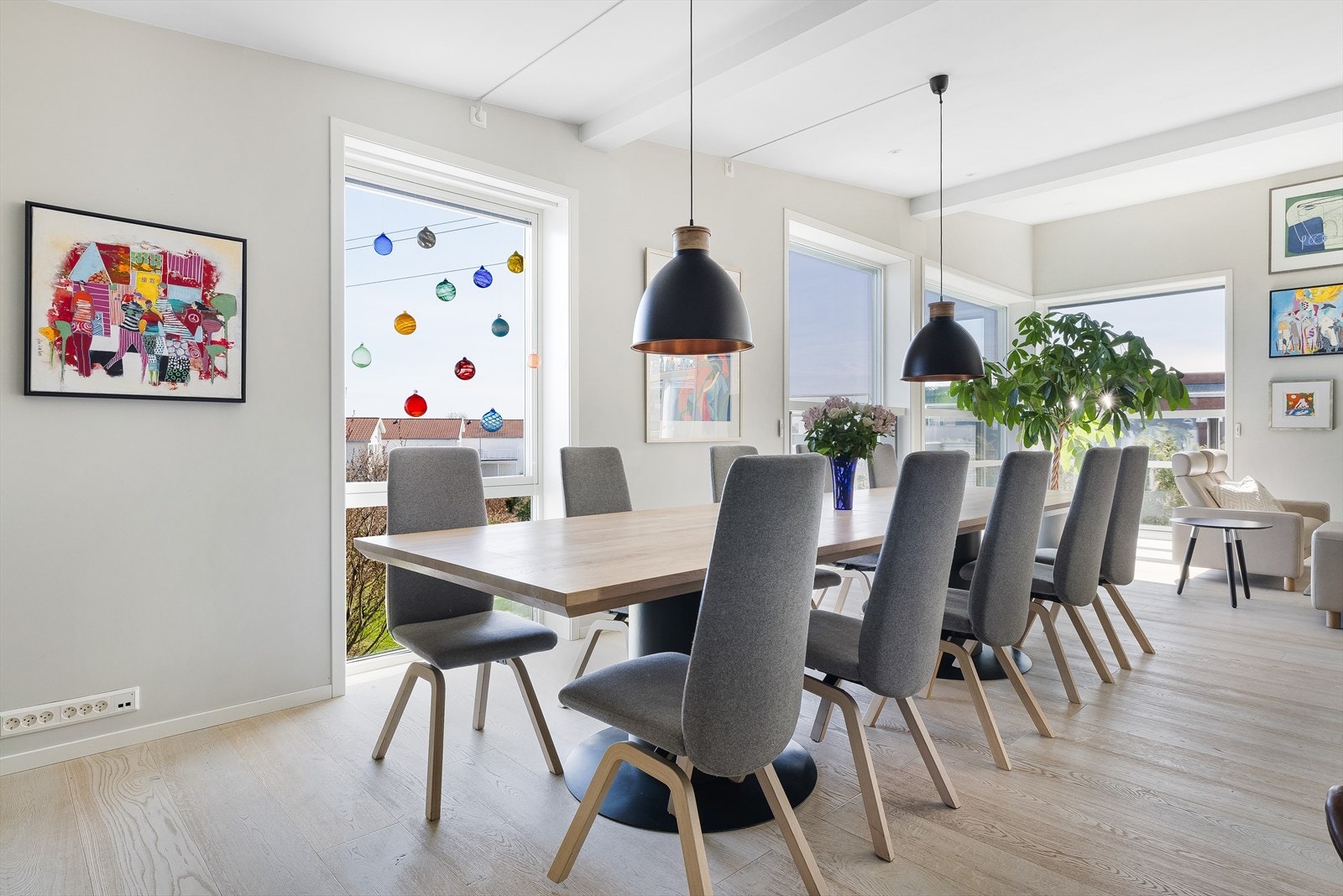Spisestuen har god plass til langbord og er et naturlig samlingspunkt. Galleribilde