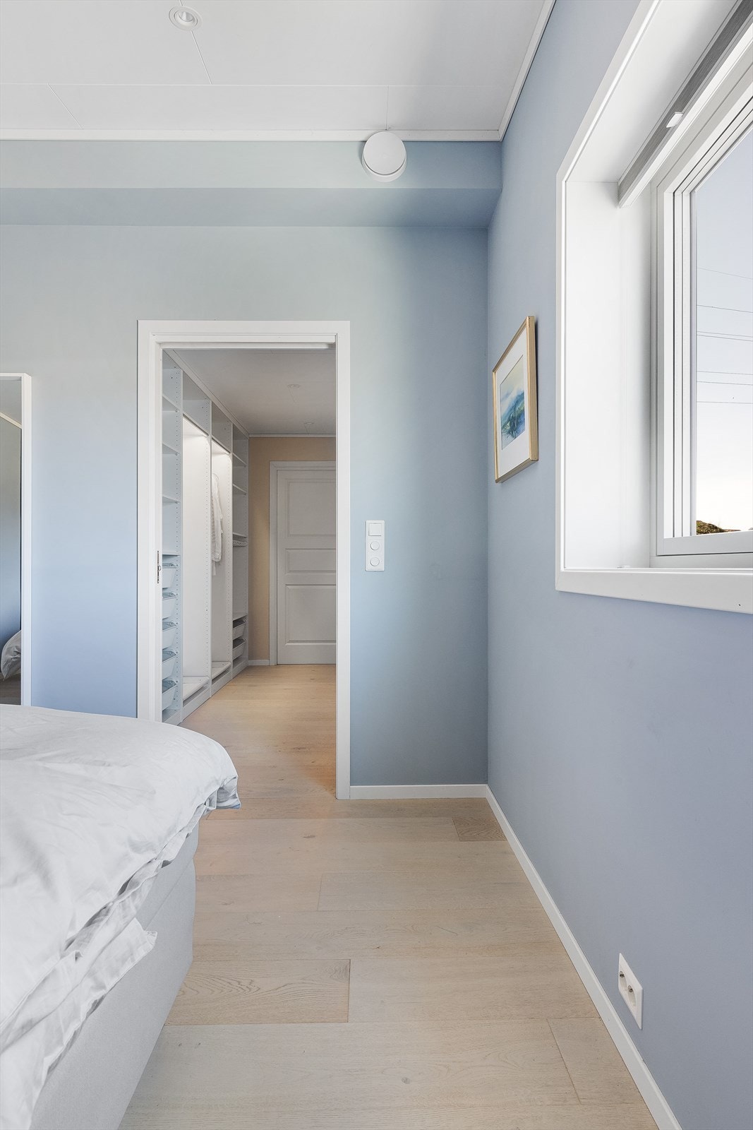 Fra soverommet er det direkte adkomst til en romslig garderobe. Galleribilde