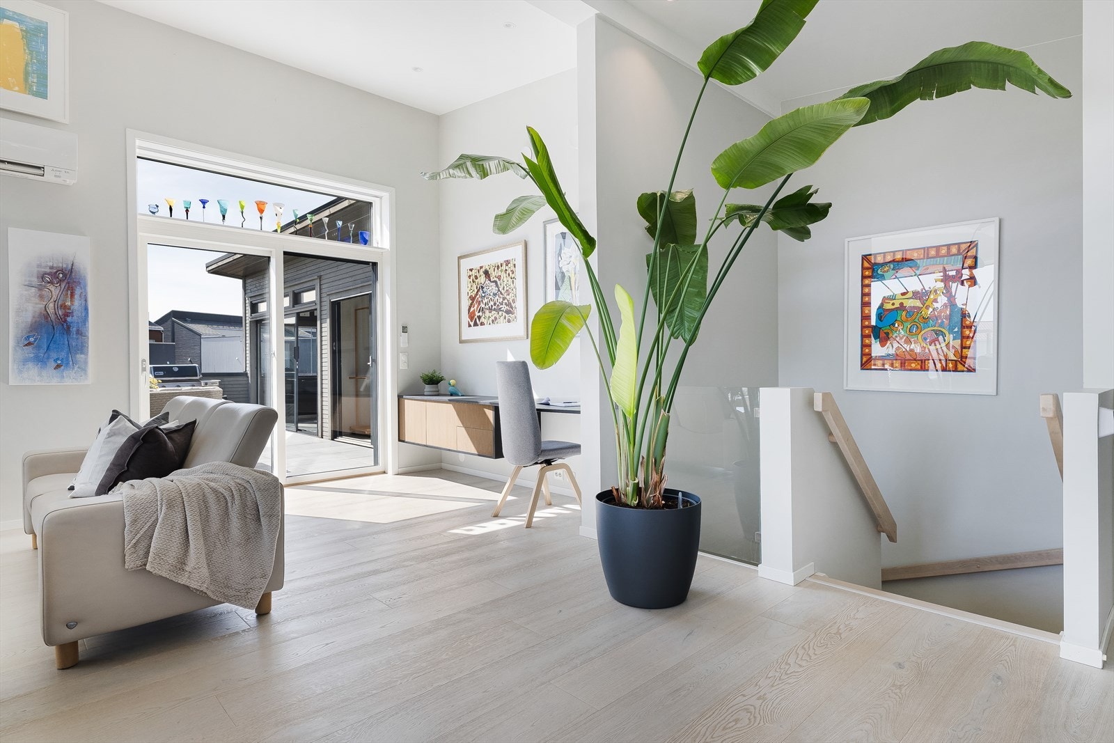 Fra stuen er det utgang til en innglasset balkong, eller hagestue. Galleribilde