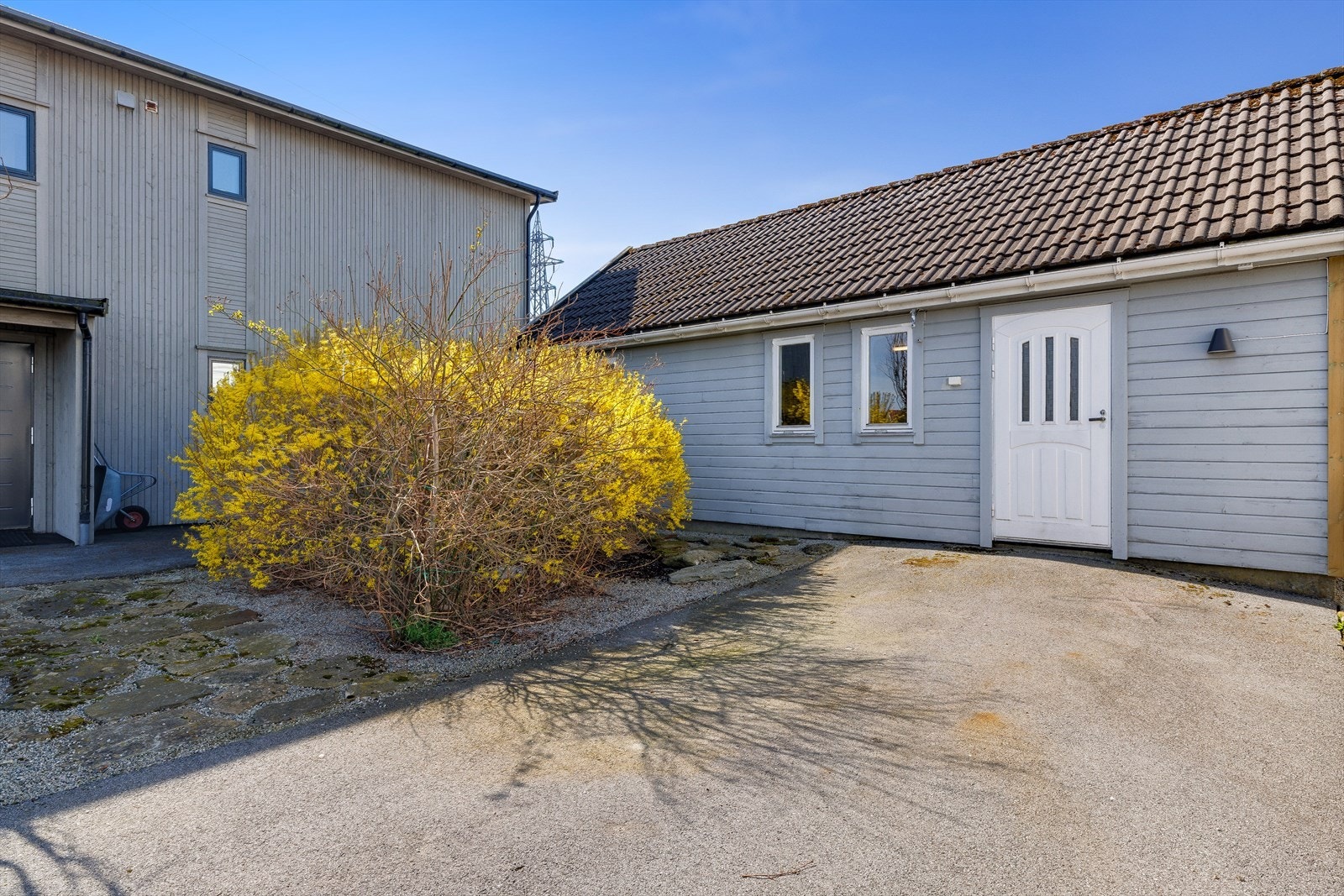 Uthuset er på ca. 38 m² og gir mange bruksmuligheter. Galleribilde
