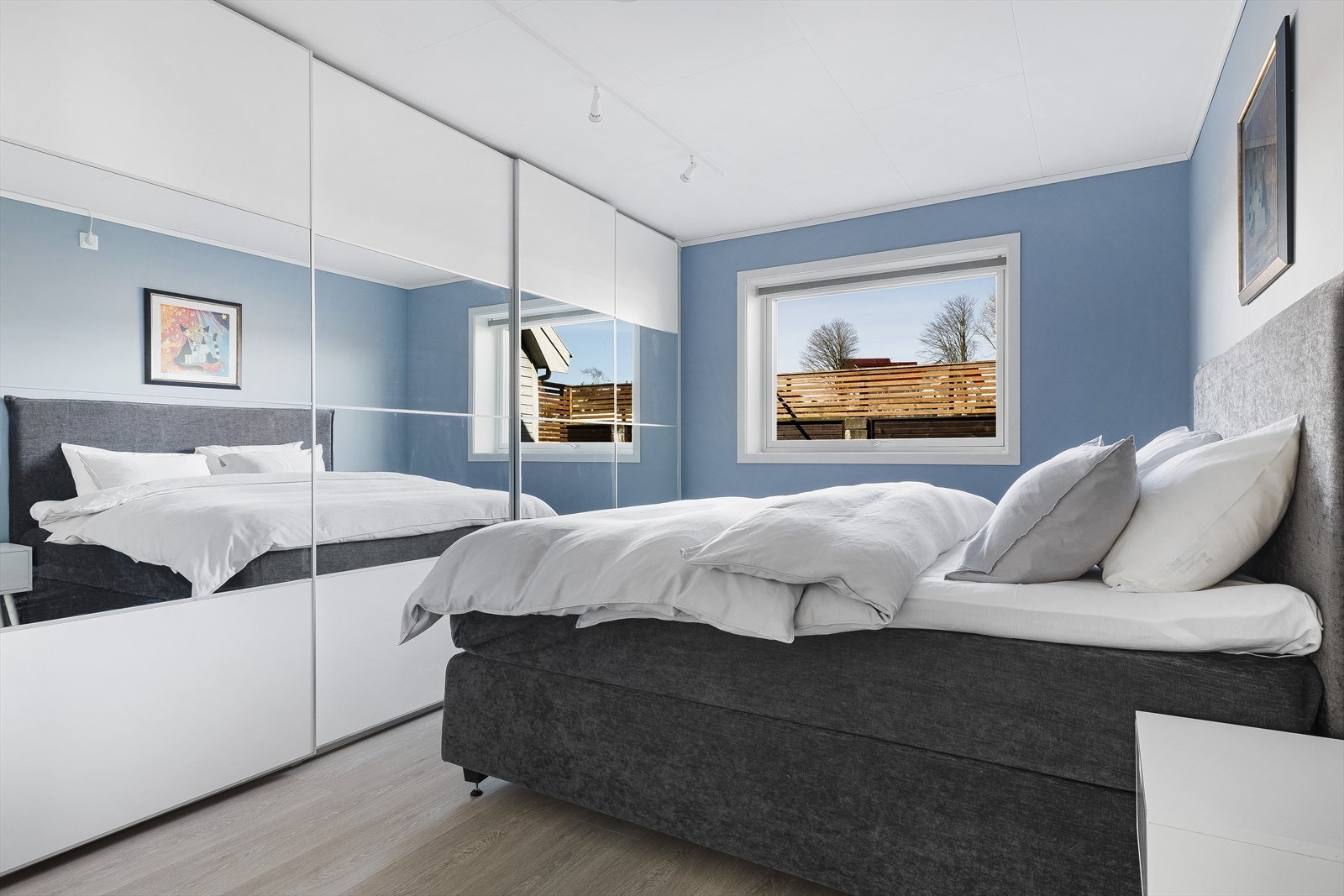 Soverom i leiligheten med god plass til dobbeltseng og garderobeskap. Galleribilde