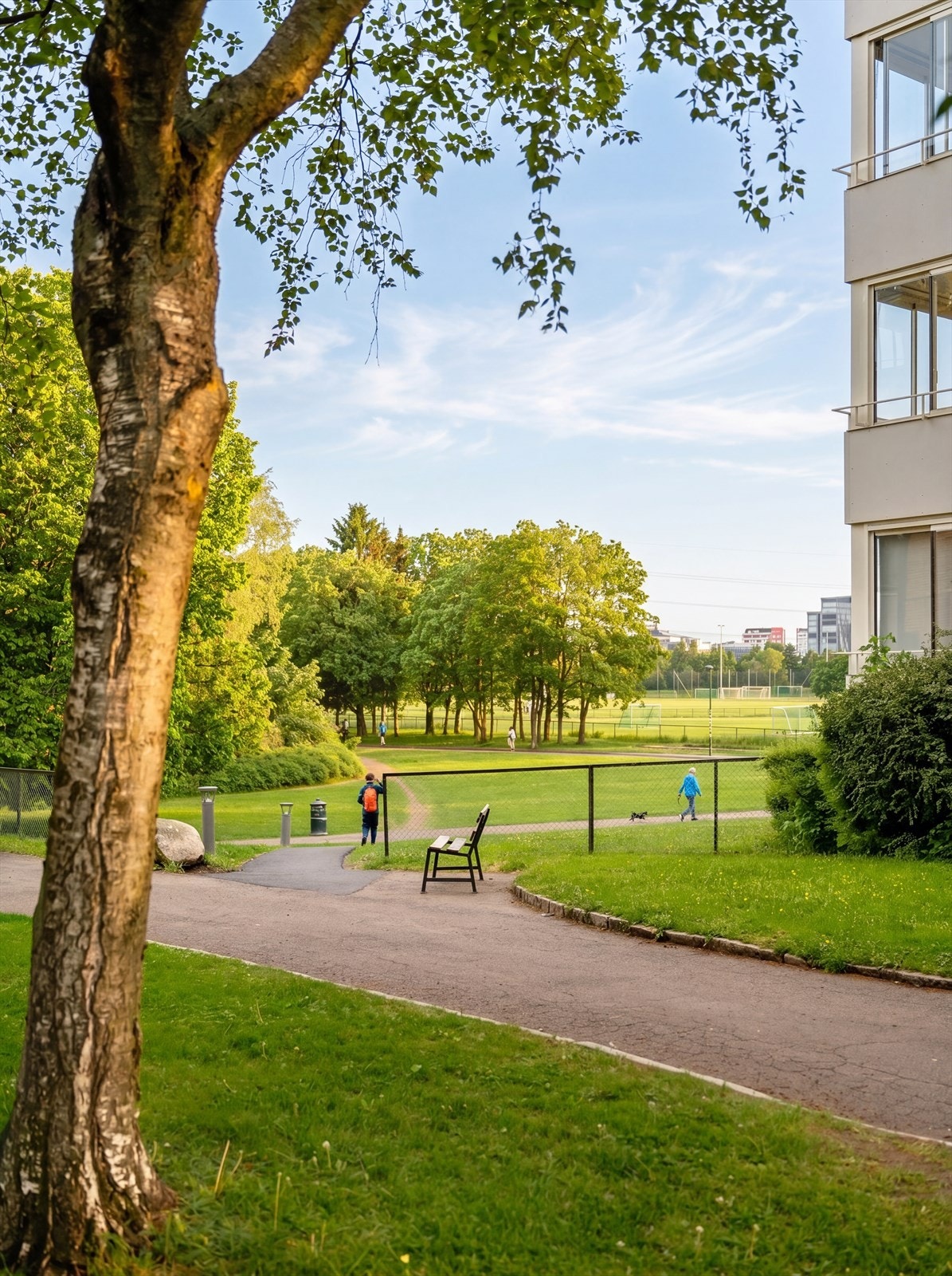 "Det er hyggelig og behjelpelig naboer. Alt fra å låne parkering til å låne sukker, så stiller de opp. Det er stor blanding av alle aldersgrupper. Vi har en fellesgruppe for alle på Vallefaret og en privatgruppe for Vallefaret 22" - Selger Galleribilde