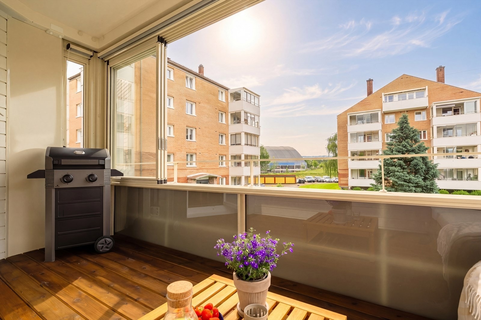Balkongen er innglasset, og man kan dra glassene helt til siden som man ser her Galleribilde