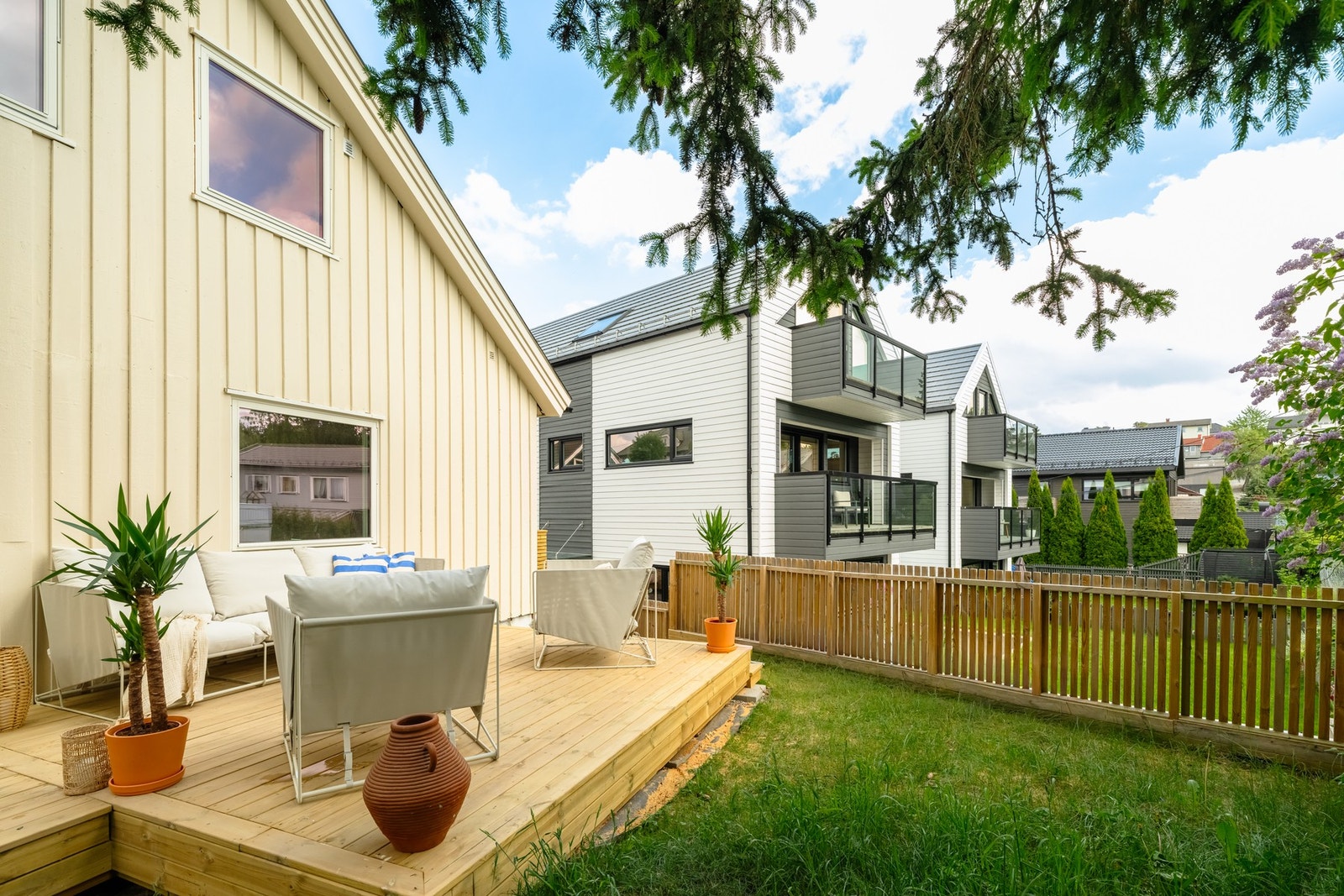 Her er det god plass til stor sittegruppe og annet møblement. Med enkel adkomst til kjøkkenet samt god plass til grill, er det supert å lage sommermiddagene utendørs. Galleribilde