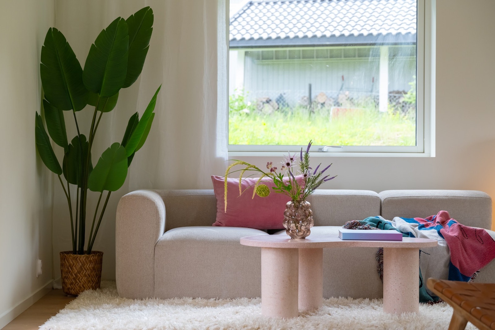 Stuen har fin plass for sofa, salongbord og tilhørende mediemøblement. Galleribilde