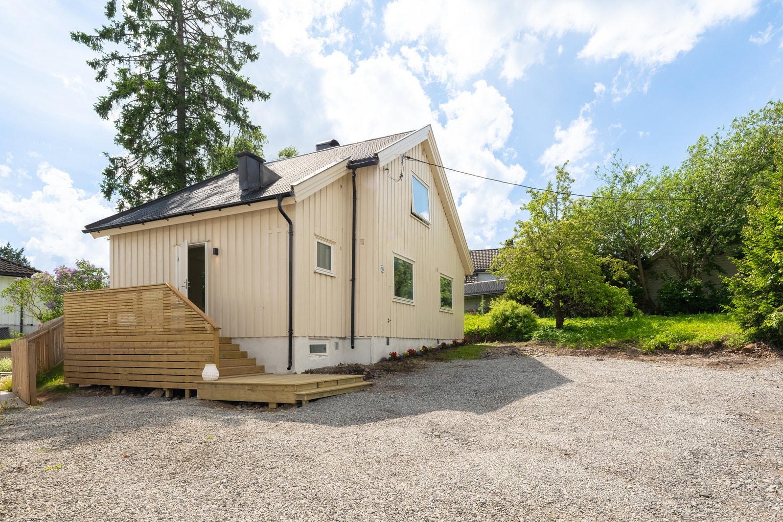 På grusplassen foran boligen er de god plass til parkering av biler. Galleribilde