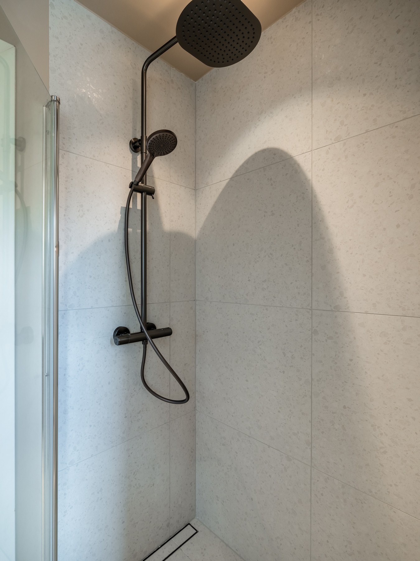 Badet er totalrenovert i 2026 med ny konstruksjon, nytt bjelkelag, oppgradert isolasjon, nye rørføringer og elektrisk gulvvarme. Galleribilde