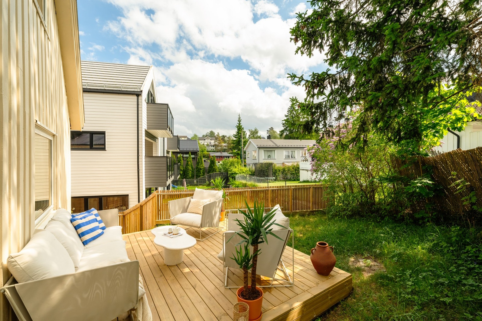 Her får du gleden av en skjermet markterrasse på 21 kvm og hagedel. Tomten er ikke seksjonert som tilleggsdel og er en del av fellesområder, men har naturlige inndelinger for bruk ved hjelp av gjerde. Galleribilde
