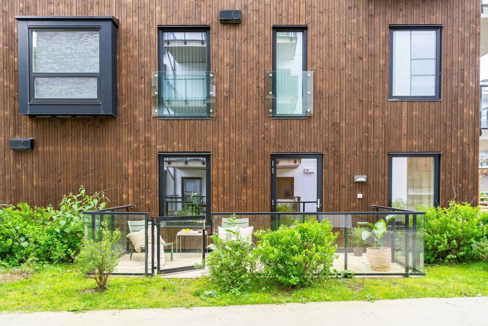 Terrassen har flott glassrekkverk med åpning ut til fint fellesområde. Galleribilde