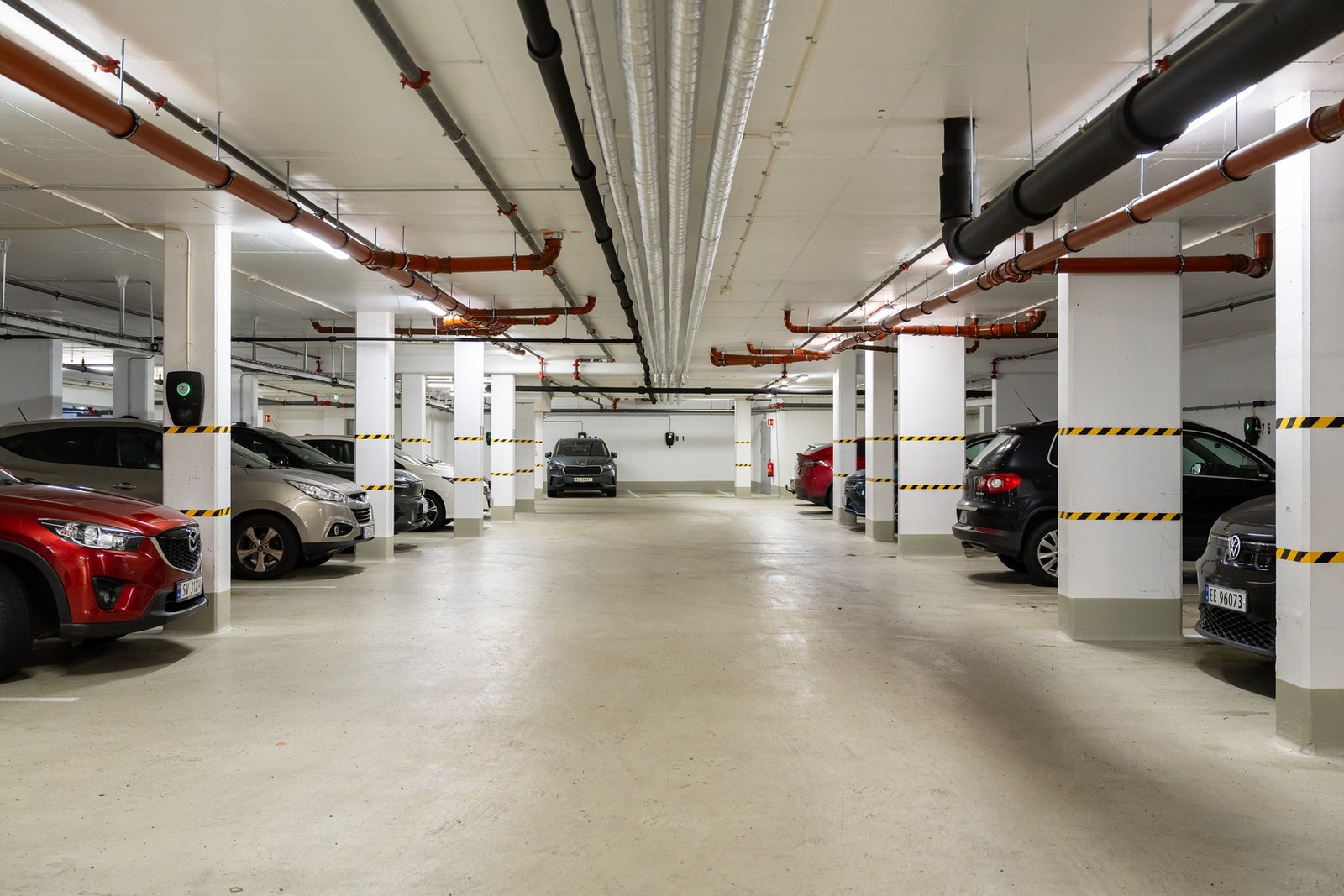 Det medfølger ikke garasjeplass, men er av og til mulighet for kjøp/leie internt dersom noen selger/leier ut sin plass. Galleribilde