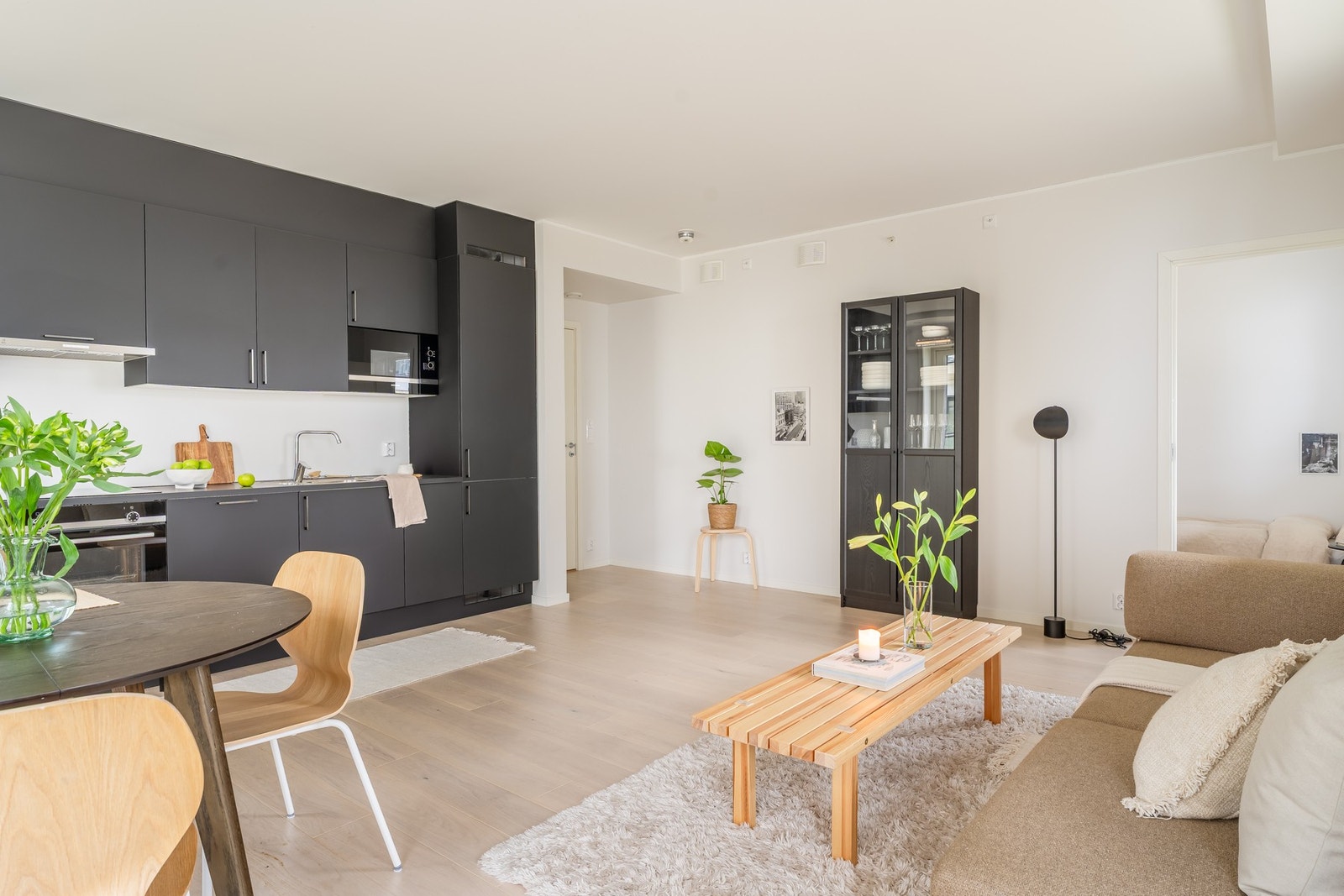Stuen har en god og praktisk utforming som gjør den lett å møblere, her er det god plass til både sofagruppe og spisebord. Galleribilde