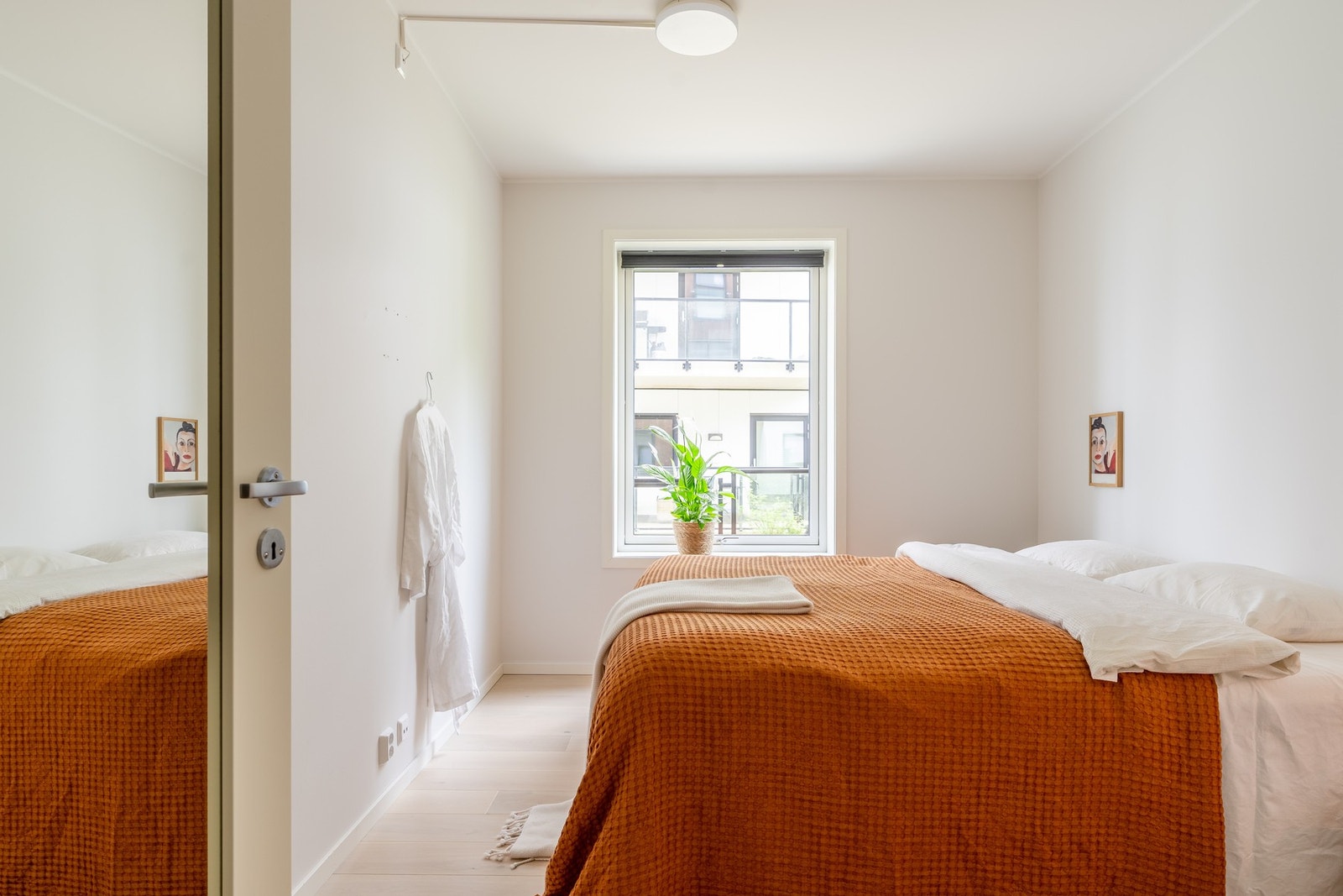 Her er det god plass til dobbeltseng, garderobe og tilhørende møblement. Galleribilde