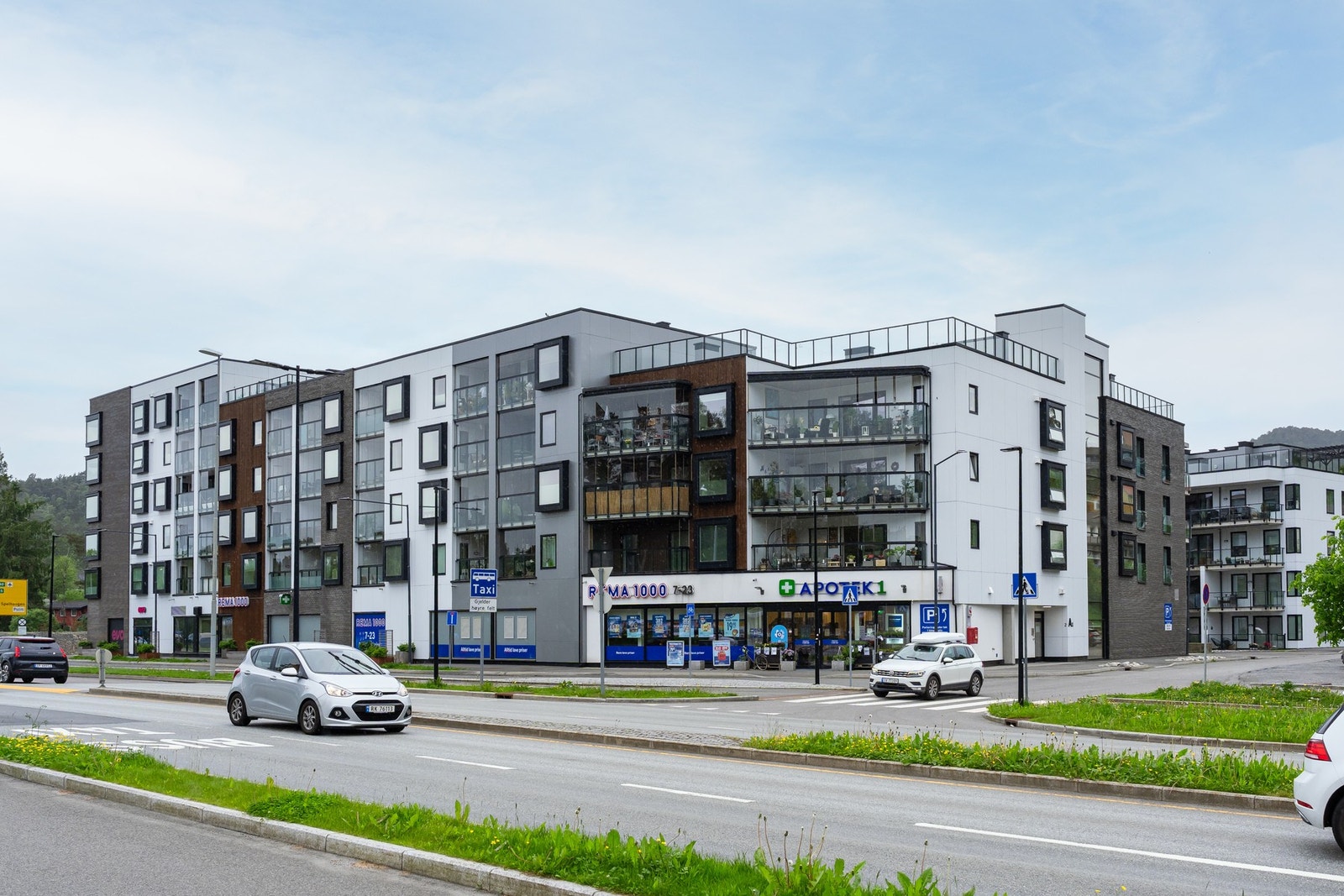 Dagligvarebutikk, apotek og busstopp ligger kun 100 meter fra leiligheten. Galleribilde