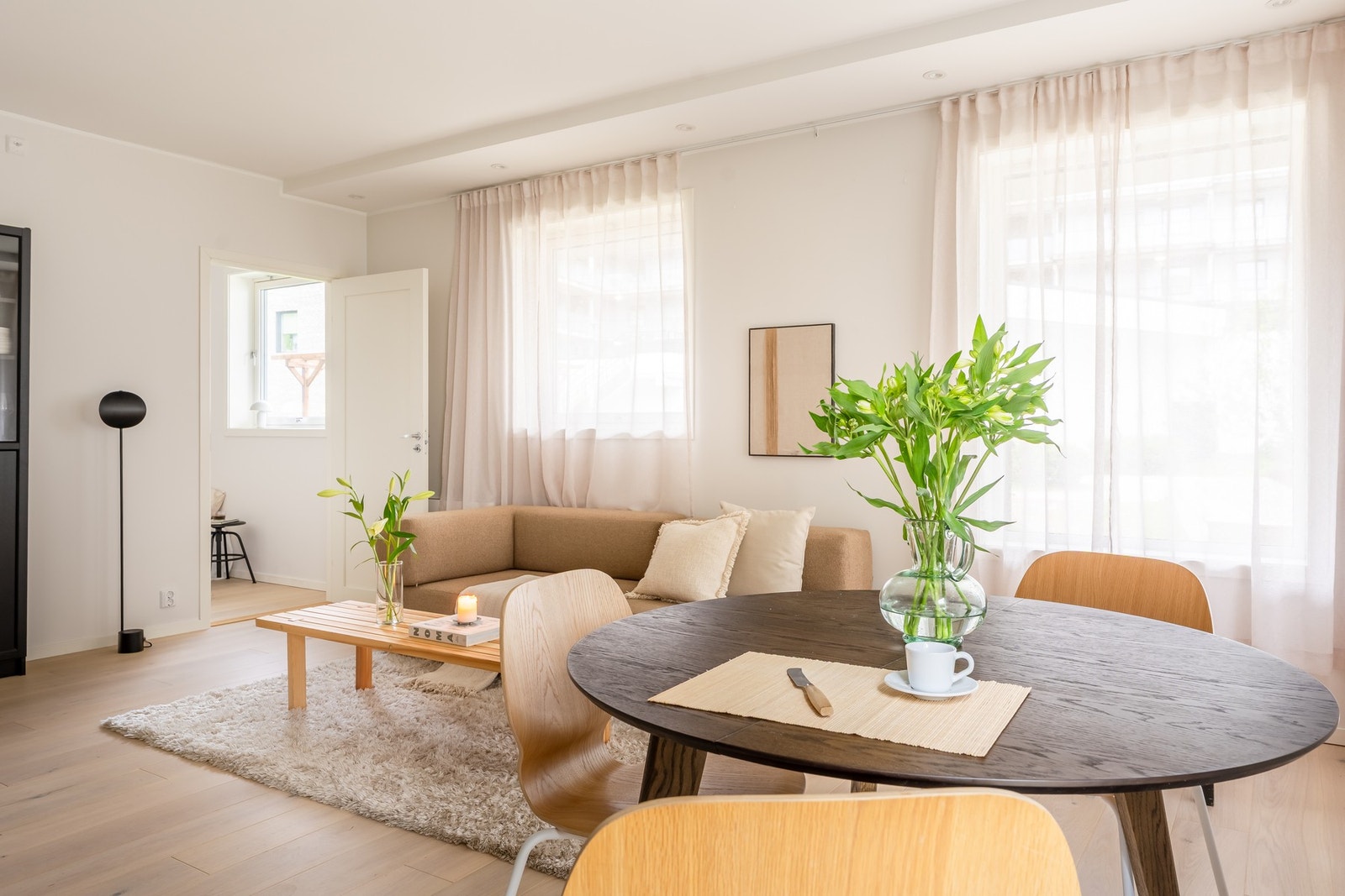 Stuen er lys flott med fine overflater og pent 1-stavs gulv. Galleribilde