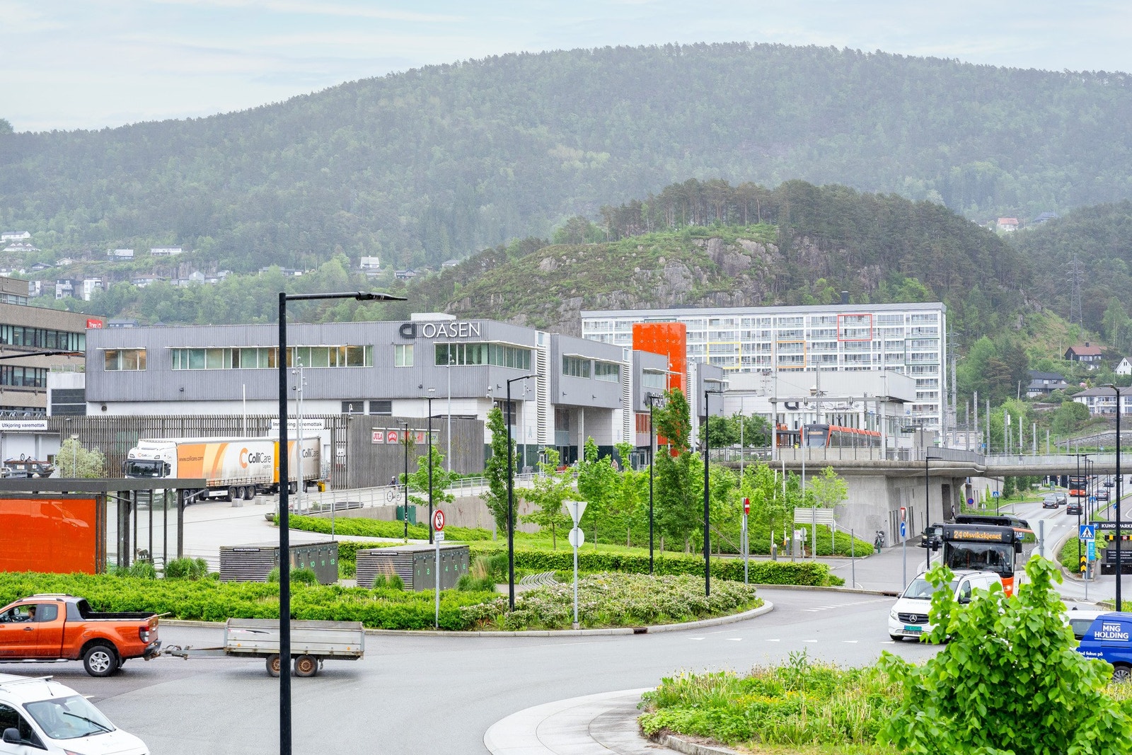 I tillegg er det kun en kort spasertur til bybane og Oasen senter med god utvalg butikker og servicetilbud Galleribilde