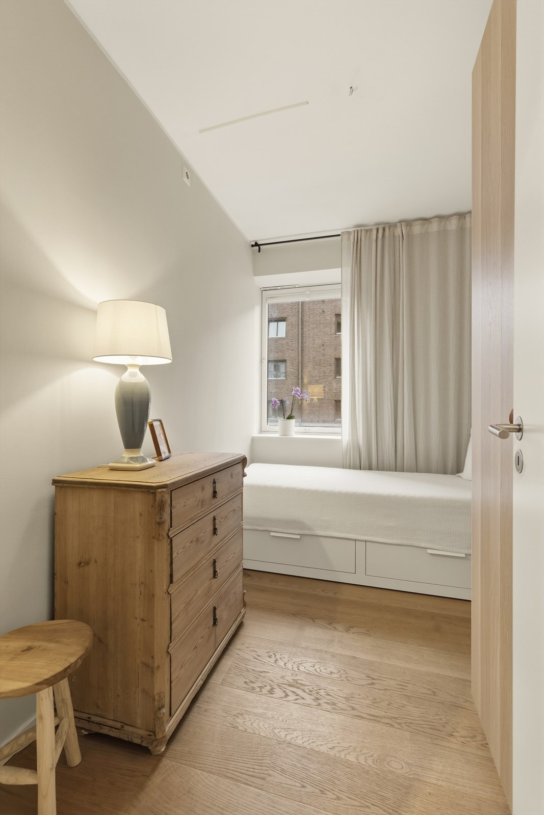 Soverom 2 med plass til seng, tilhørende møblement og garderobeløsning. Galleribilde