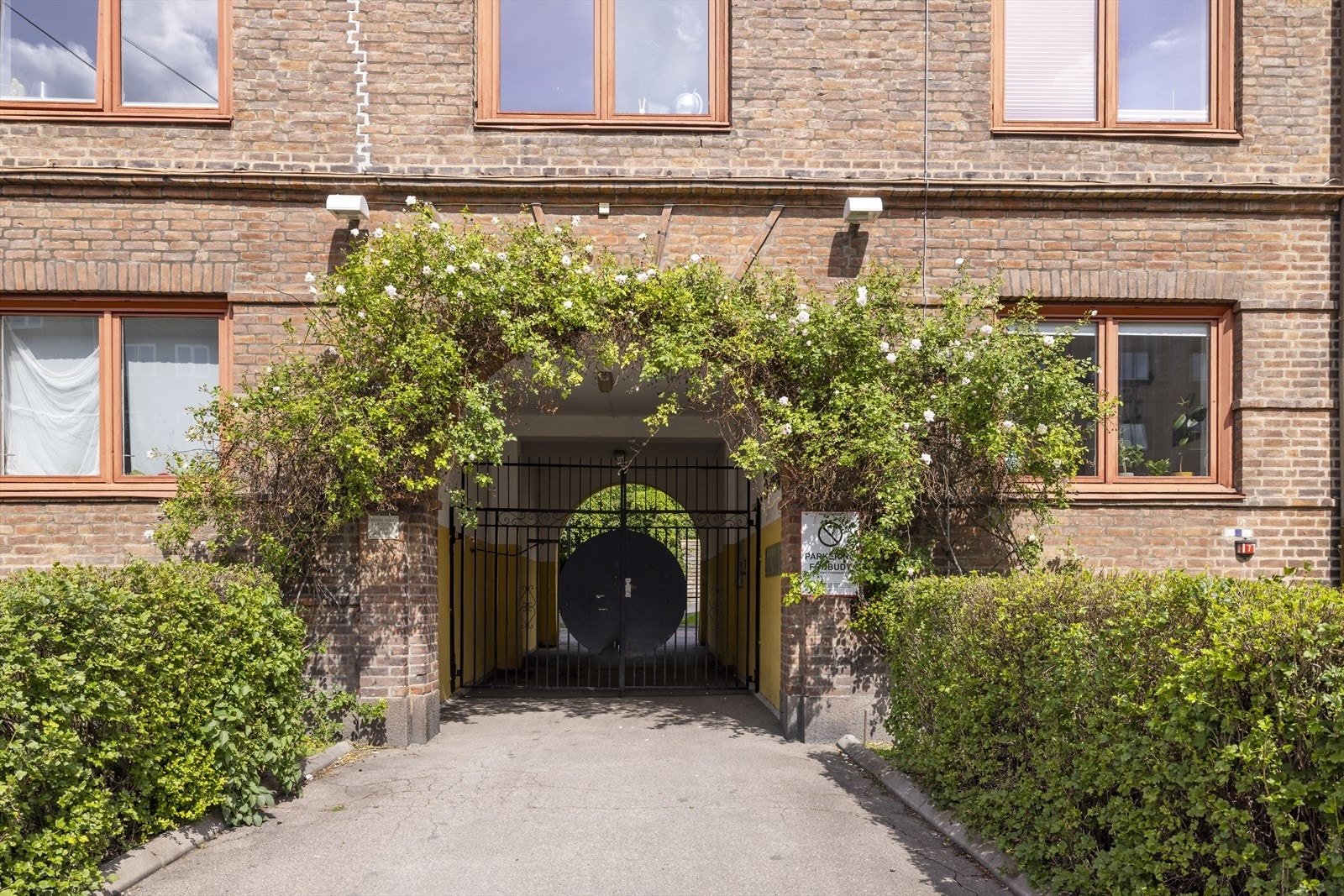 Aksjelaget er veldrevet, fellesområdene er opparbeidet med bed, plener og prydbusker. Galleribilde