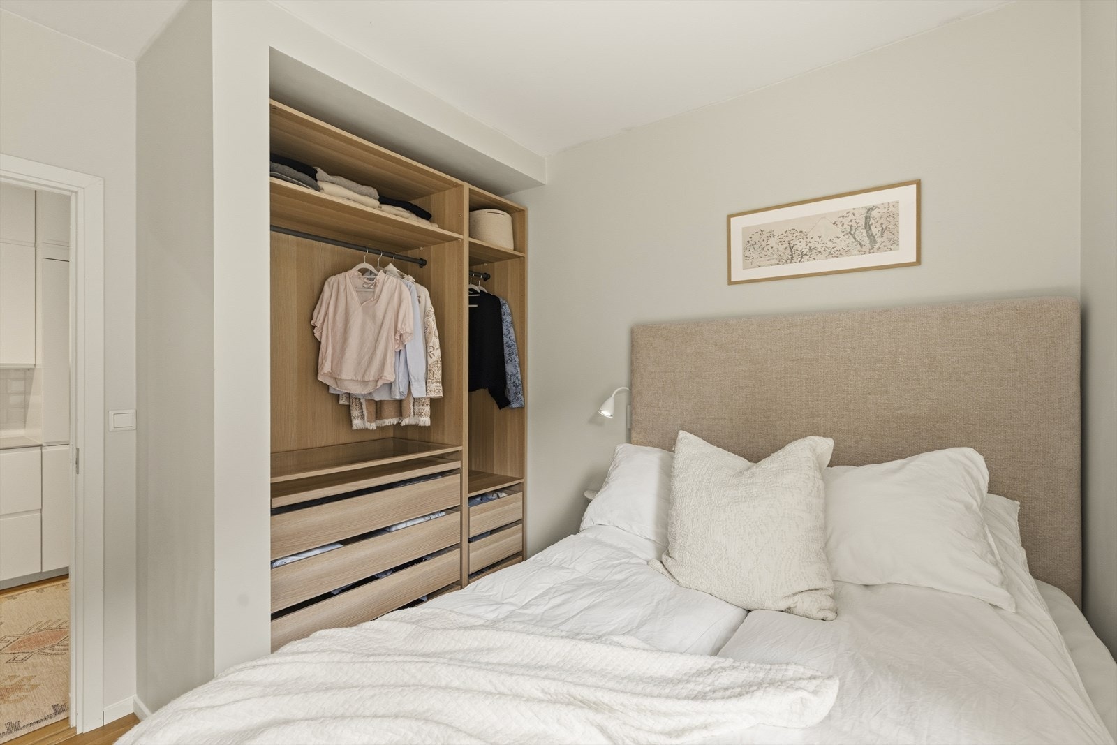 På soverommet er det også gode oppbevaringsmuligheter i garderobe. Galleribilde