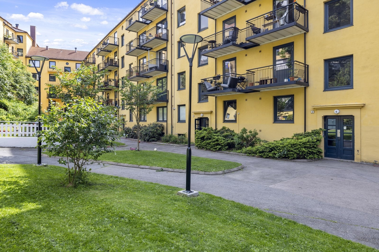 Nabolaget fremstår som mangfoldig og sjelfullt - og passer for deg som ønsker å bo sentralt, men samtidig skjermet, utenfor den indre bykjerne. Galleribilde