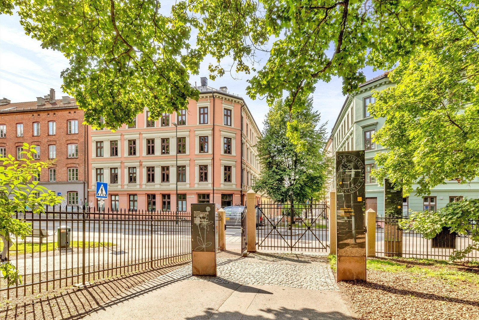 Nærområdet er omkranset av flotte parkområder som blant annet Tøyenparken og Botanisk hage. Galleribilde