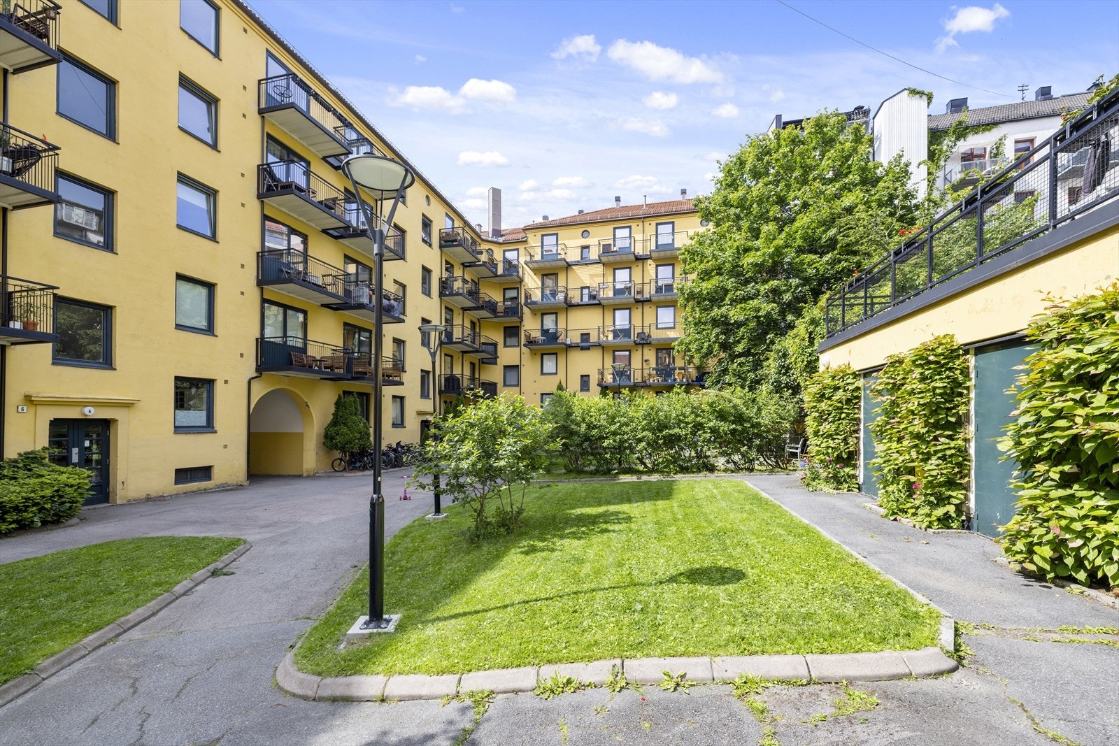Aksjelaget er kjent for sin flotte bakgård! Bakgården er opparbeidet med grøntområder, flere sittegrupper, lekeplass, sykkeparkering mm til glede for alle beboerne. Galleribilde