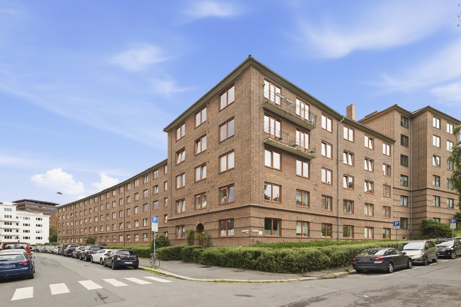 Boligen ligger i hjertet av Tøyen med herlige grøntområder i umiddelbar nærhet og samtidig gangavstand til alt et rikt byliv kan tilby av fasiliteter. Galleribilde