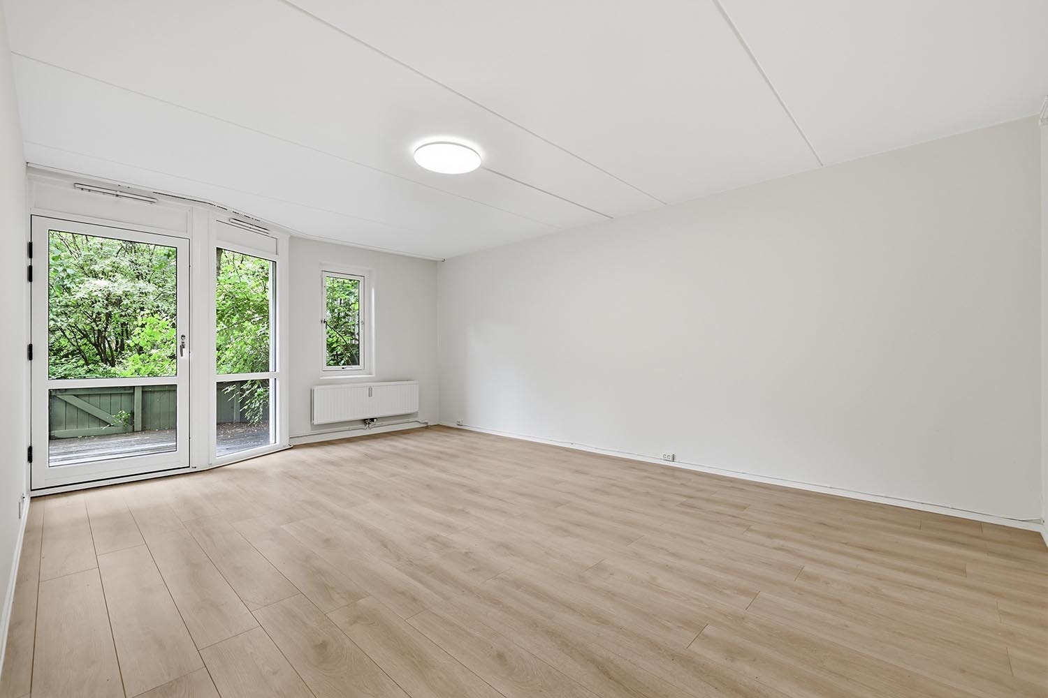 Stor og romslig stue med plass til sofagruppe, tv og spisebord. Utgang mot privat terrasse Galleribilde