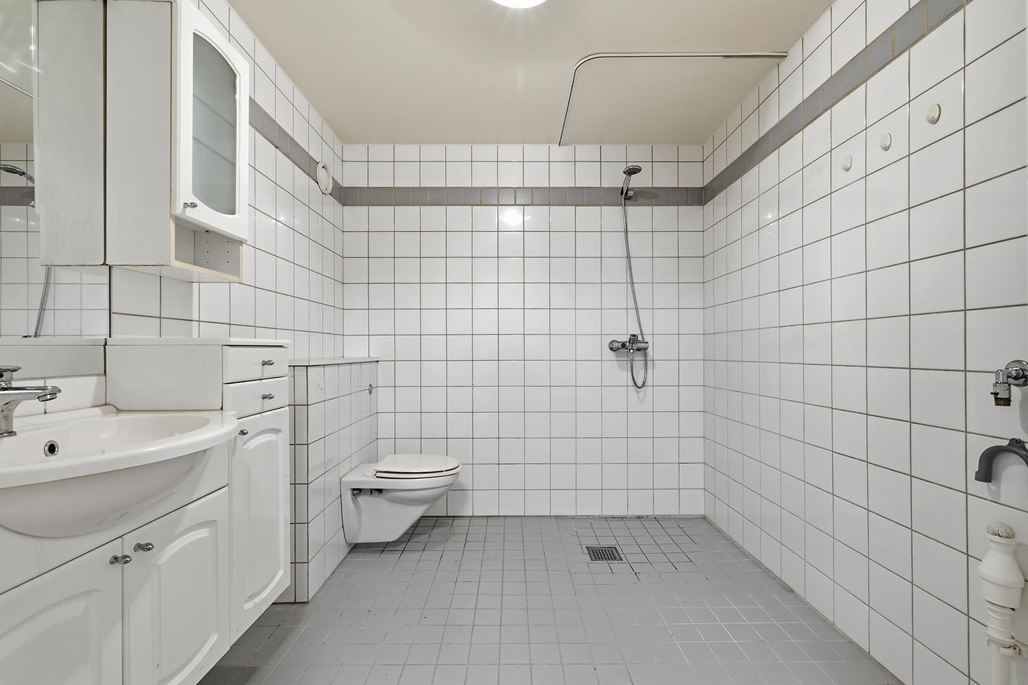 Flislagt bad med varmekabler. Opplegg for vaskemaskin og tørketrommel Galleribilde