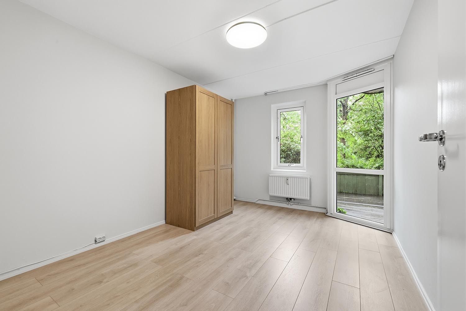 Stort soverom med garderobeskap. God plass til dobbeltseng Galleribilde