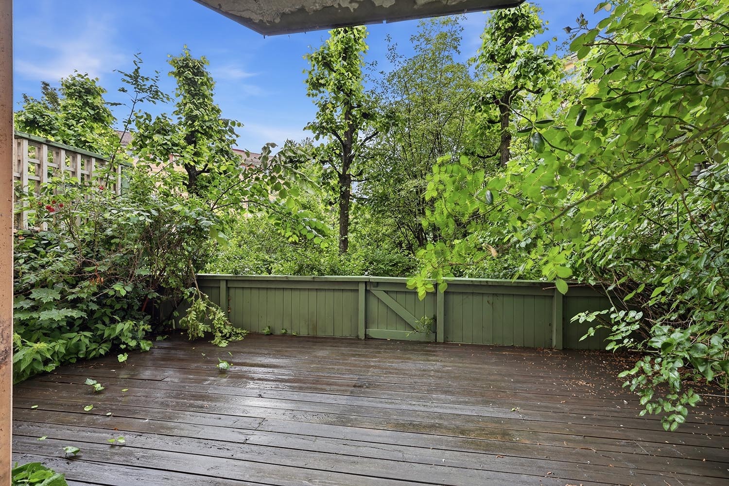 Boligen har en stor privat terrasse i sameiets lukkede bakgård Galleribilde