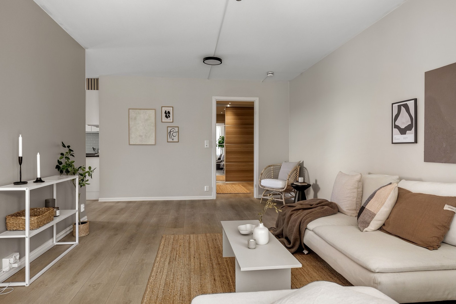 Romslig stue med god plass til både sofa og spisebord. Galleribilde
