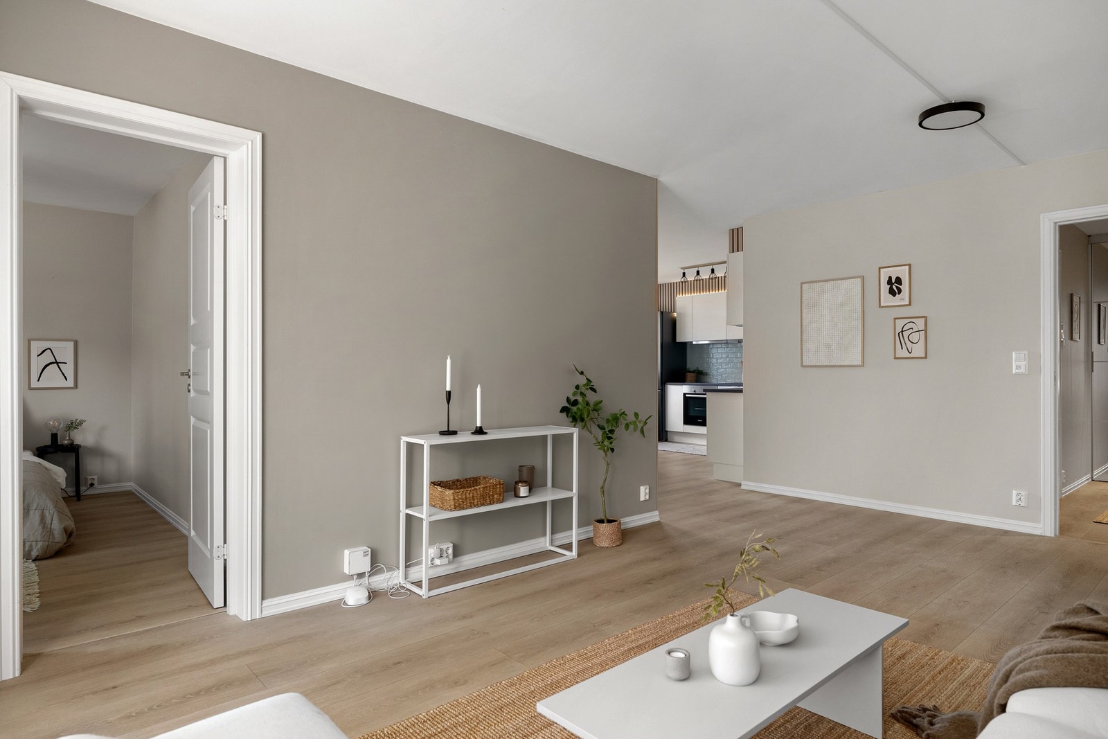1-stavs laminatparkett på gulv. Nymalte vegger i tidsriktige farger. Galleribilde