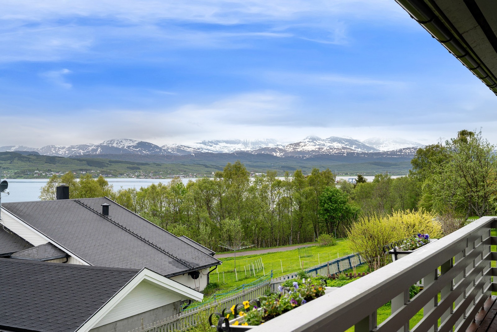 Fra verandaen kan du nyte en flott utsikt Galleribilde
