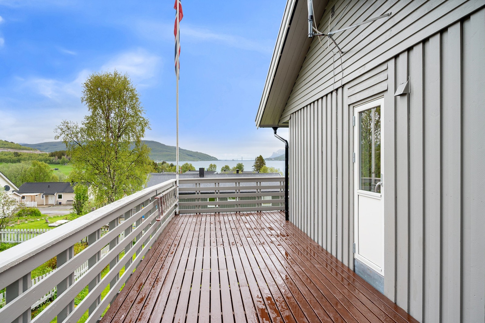 Stor veranda med god plass til flere sittegrupper og grill Galleribilde