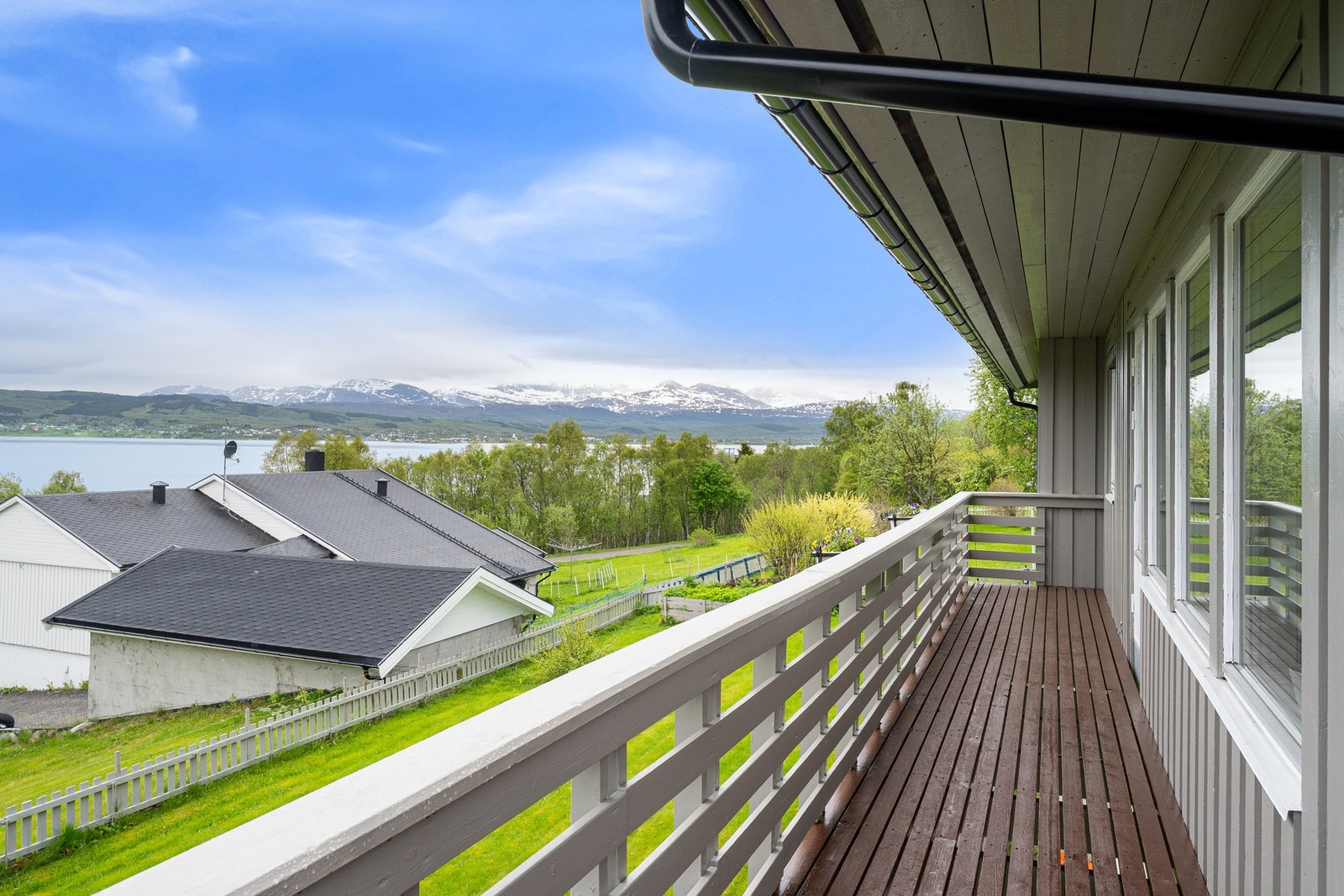 Verandaen har to utganger fra stuen, i tillegg til tilknytning til inngangspartiet Galleribilde