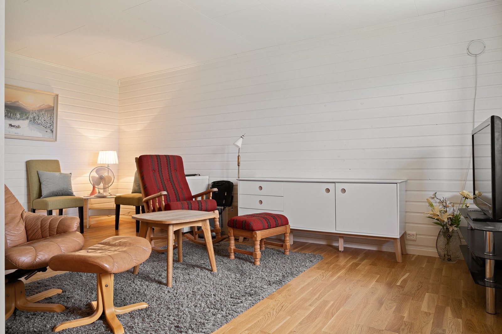 Innredet kjellerstue gir et fleksibelt rom for familien (ikke godkjent for varig opphold) Galleribilde