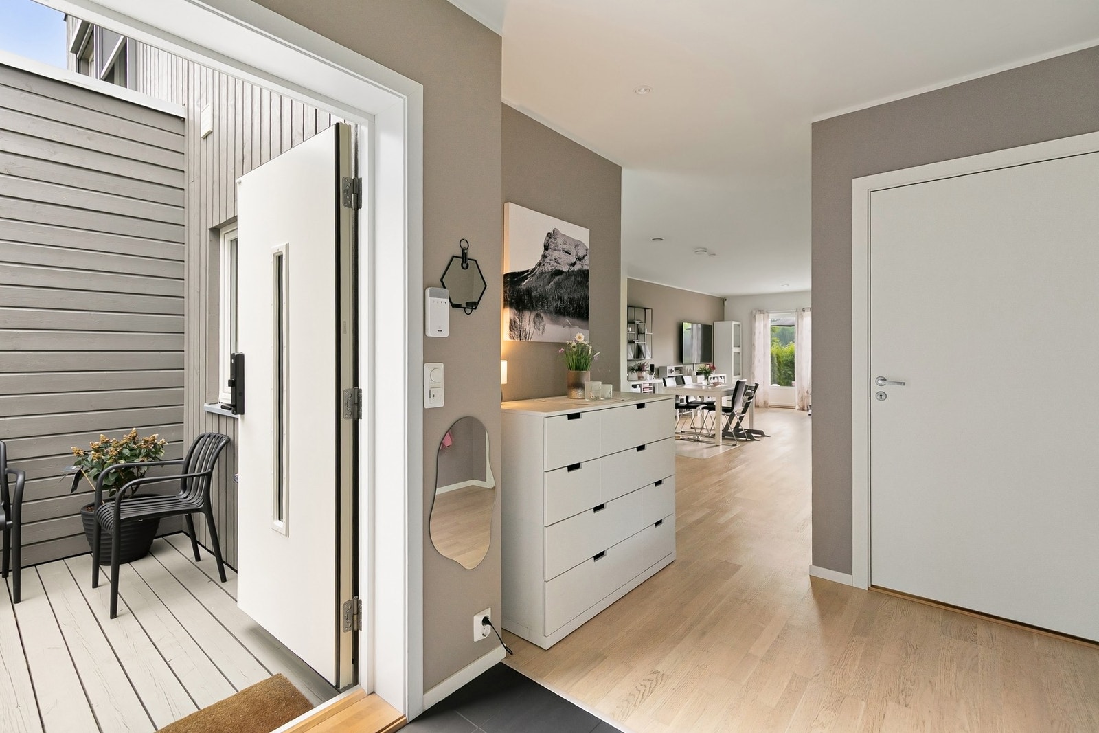 Velkommen inn i en lys og innbydende entré med god plass til å ta av seg Ytter bekledningen. Galleribilde